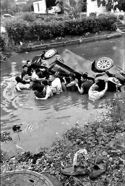 离家还有5公里 翻车倒扣河里