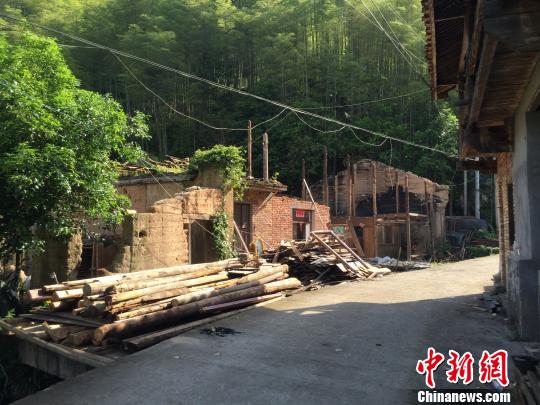 图为瞿源村地质灾害点搬迁现场。　林波 摄