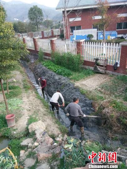 龙渊街道党员干部在清理沟渠淤泥，剿灭劣V类水 李婷婷 摄