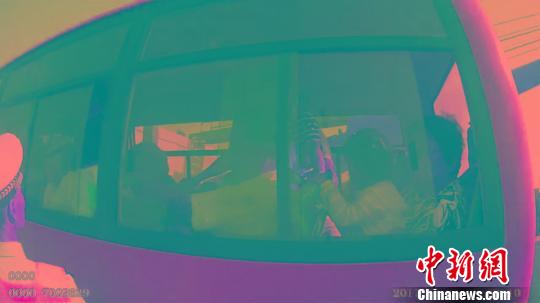 湖北一客车超员130%被查获乘客中有老人小孩