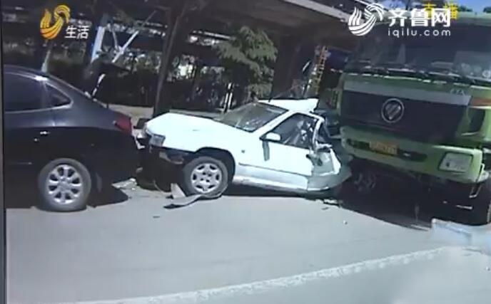 又是手机惹的祸!货车司机低头捡手机连撞8辆车