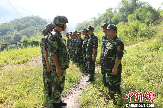 中越两国公安边防部队举行边境联合巡逻 中越两国公安边防部队举行边境联合巡逻