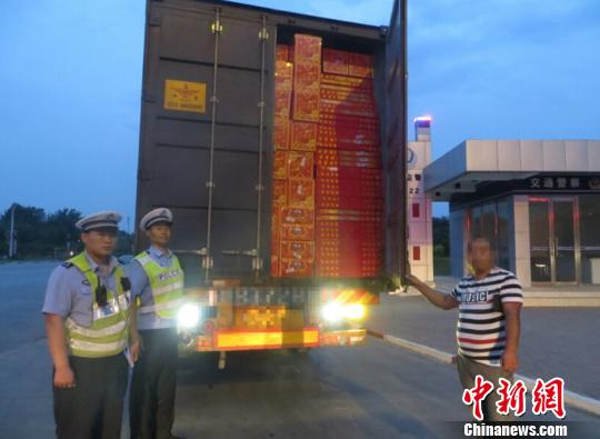 河北高速交警连续查处“移动火药库” 河北高速交警连续查处“移动火药库”